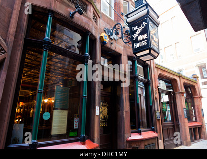 La Giamaica Casa del Vino, St Michaels vicolo, Cornhill, Londra, Regno Unito. Sito di Londra il primo coffee house. Foto Stock