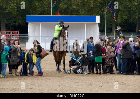 Polizia montata il troncaggio la folla Horseguards Parade London Foto Stock