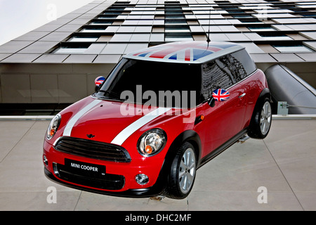 Mini Cooper auto con unione bandiera sul tetto e specchi laterali, appesa sul muro a Westlake shopping center Stratford London Foto Stock