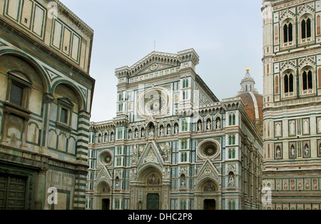 La neo-gotica facciata del Duomo di Firenze in Opera di Santa Maria del Fiore. Firenze, Italia Foto Stock