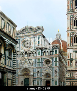 La neo-gotica facciata del Duomo di Firenze in Opera di Santa Maria del Fiore. Firenze, Italia Foto Stock