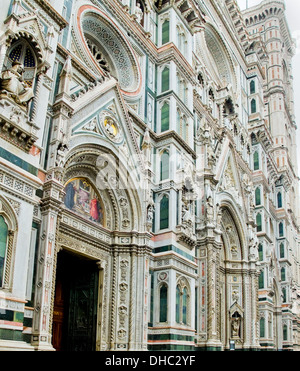 La neo-gotica facciata del Duomo di Firenze in Opera di Santa Maria del Fiore. Firenze, Italia Foto Stock