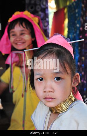 Un lungo collo Karen donna con sua figlia (Mae Hong Son, Thailandia) Foto Stock