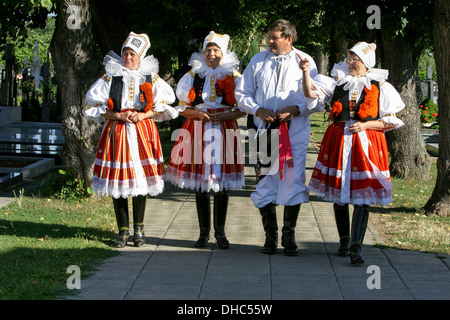 Donne e un uomo nel cimitero di costumi folcloristici Blatnice Pod Svatým Antonínkem, Sud Moravia Repubblica Ceca, Europa Foto Stock