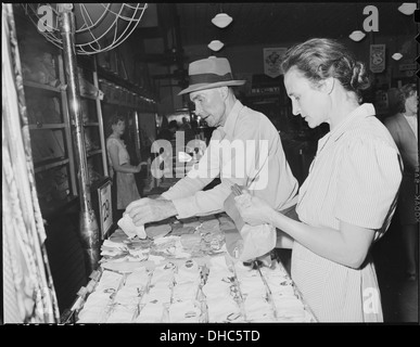 Il signor e la signora Blaine Sergent fanno acquisti di calze per bambini ad Harlan, Kentucky, catturando una tipica scena dello shopping del sabato pomeriggio in una piccola città americana. Foto Stock