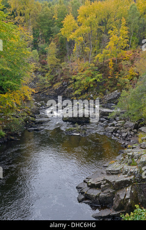 Vista del fiume Blackwater da Rogie cade in autunno Foto Stock