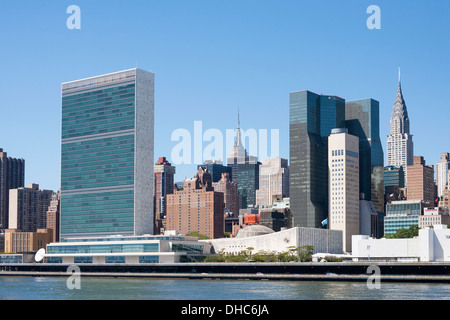 Una vista dell'Empire State Building e il Chrysler Building e alle Nazioni Unite di Roosevelt Island New York City. Foto Stock