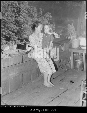 La sig.ra Charlie Davis e sua figlia sul portico frontale di due loro casa in camera. Coleman Fuel Company, Uccello Rosso Mine... 541135 Foto Stock