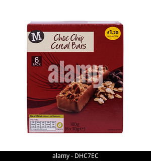 Un multipack box di Morrisons choc chip barrette di cereali su sfondo bianco Foto Stock