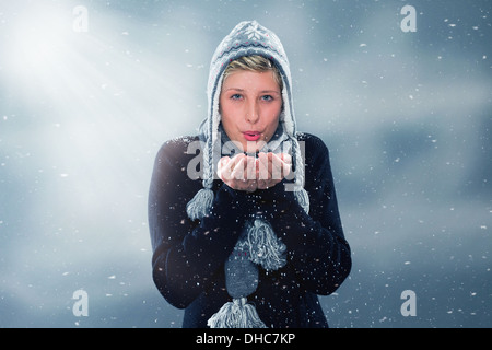 Giovane donna in inverno neve dalle mani Foto Stock