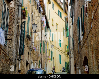 Siena street con le tipiche case antiche. Siena, Italia Foto Stock