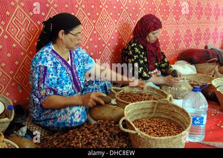 Marocchino donne al lavoro rendendo l'olio di argan. Foto Stock