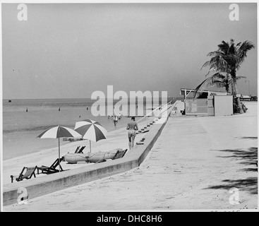 Fotografia della spiaggia di Truman a Key West, Florida, con membri del Presidente Truman di vacanza parte wading nel surf. 200526 Foto Stock