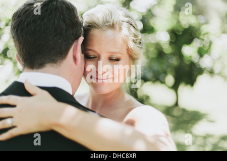 La sposa e lo Sposo in un abbraccio; Pemberton, British Columbia, Stati Uniti d'America Foto Stock