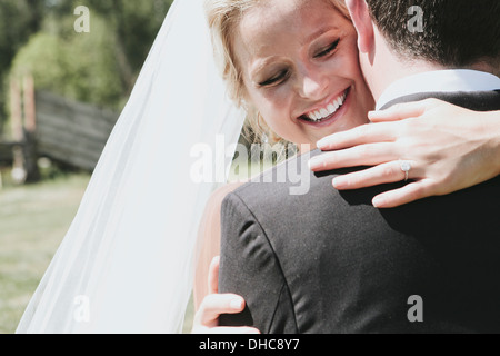 La sposa e lo Sposo in un abbraccio; Pemberton, British Columbia, Stati Uniti d'America Foto Stock