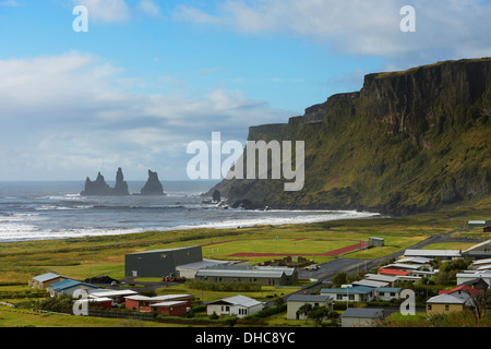 Il basalto di pile di Reynisdrangar; Vik, Vestur-Skaftafellssysla, Islanda Foto Stock