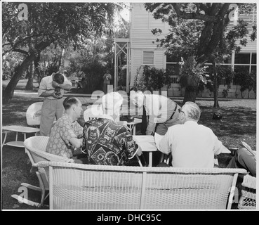 Fotografia di membri del Presidente Truman il personale a lavorare nel giardino del Little White House, la sua vacanza... 200574 Foto Stock