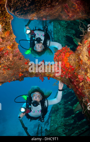 Una femmina di scuba diver esplora un reef in Papua Nuova Guinea Foto Stock