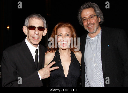 Richard Belzer visite Jessica Phillips e Warren Leight backstage al musical di Broadway "salto di fede" presso il St James Theatre di nuovo Foto Stock