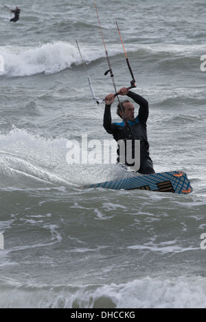 Kite surfer a Bournemouth Beach vicino al molo di Bournemouth, Inghilterra Foto Stock