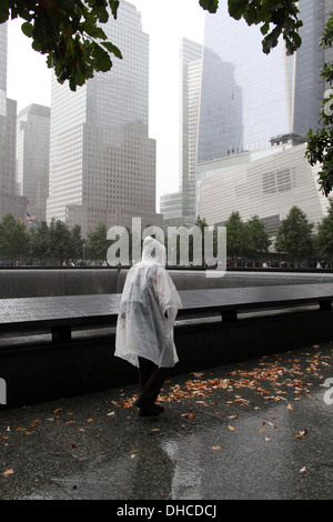 Tempo piovoso al National September 11 Memorial in New York Foto Stock