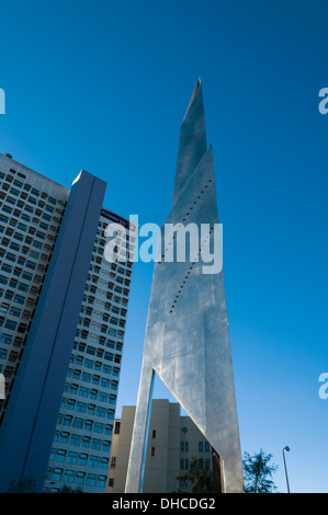 North Tower Premier Inn (ex Highland House) e una scultura di Mel Chantey a Greengate Square, Salford, Manchester, Inghilterra, Regno Unito Foto Stock