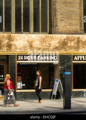 24 Ora segno bancario, Apple Bank, terracotta fregio del Chanin Building, New York Foto Stock