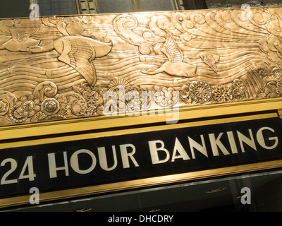 24 Ora segno bancario, Apple Bank, terracotta fregio del Chanin Building, New York Foto Stock