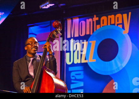 AARON JAMES svolge base per GREGORY PORTER che canta in Dizzys Den al Monterey Jazz Festival - Monterey, California Foto Stock