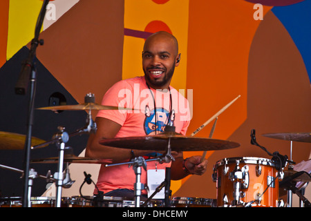 DONALD BARRETT suona la batteria per George Benson su Jimmy Lyons tappa al Monterey Jazz Festival - Monterey, California Foto Stock