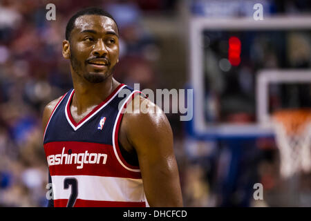 Philadelphia, Pennsylvania, USA. Il 6 novembre 2013. Washington Wizards point guard John parete (2) si affaccia su durante il gioco NBA tra il Washington Wizards e la Philadelphia 76ers presso la Wells Fargo Center di Philadelphia, Pennsylvania. Le procedure guidate di win 116-102. (Christopher Szagola/Cal Sport Media/Alamy Live News) Foto Stock