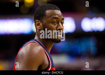 Philadelphia, Pennsylvania, USA. Il 6 novembre 2013. Washington Wizards point guard John parete (2) si affaccia su durante il gioco NBA tra il Washington Wizards e la Philadelphia 76ers presso la Wells Fargo Center di Philadelphia, Pennsylvania. Le procedure guidate di win 116-102. (Christopher Szagola/Cal Sport Media/Alamy Live News) Foto Stock