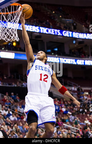 Philadelphia, Pennsylvania, USA. Il 6 novembre 2013. Philadelphia 76ers piccolo avanti Evan Turner (12) va per il colpo durante il gioco NBA tra il Washington Wizards e la Philadelphia 76ers presso la Wells Fargo Center di Philadelphia, Pennsylvania. Le procedure guidate di win 116-102. (Christopher Szagola/Cal Sport Media/Alamy Live News) Foto Stock