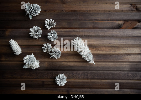 Immagine di diverse decorativo coni d'argento su sfondo di legno Foto Stock