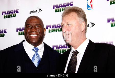 Earvin Magic Johnson e Larry Bird Broadway apertura notturna di 'Magic/Bird a Longacre Theatre - Arrivi New York City USA - Foto Stock