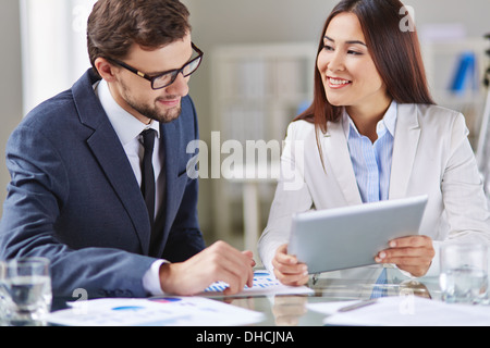 Ritratto di smart imprenditrice e imprenditore networking in ufficio Foto Stock