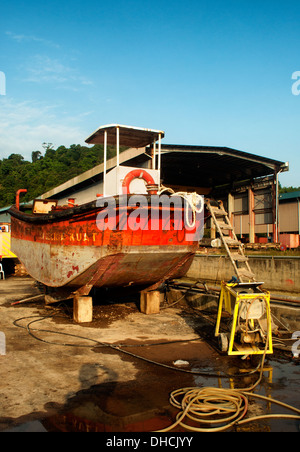 Red Boat per recipiente di assistente per docking a secco Foto Stock