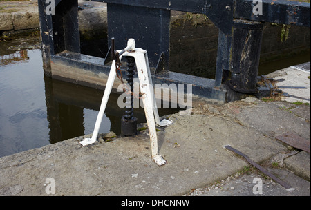 Insolito ingranaggio di bloccaggio sul blocco di pollo su Leeds e Liverpool Canal, Rufford branch Foto Stock