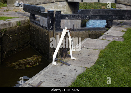 Insolito ingranaggio di bloccaggio sul blocco di pollo su Leeds e Liverpool Canal, Rufford branch Foto Stock