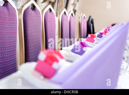 Sedie vuote e tabella di nozze decorazioni Foto Stock