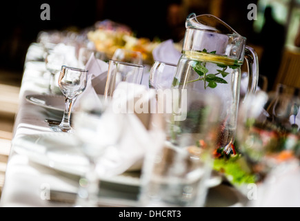 Tavolo con stoviglie al ristorante close-up Foto Stock