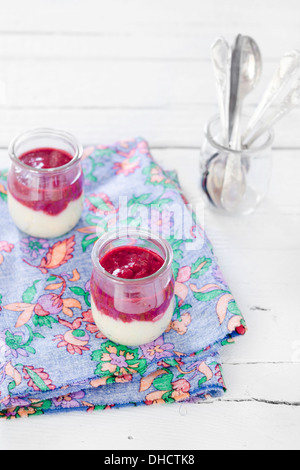 La semola porridge con purea di lampone in bicchieri Foto Stock