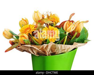 Mazzo di fiori colorati da tulipani e gerbere fiori isolati su sfondo bianco. Primo piano. Foto Stock