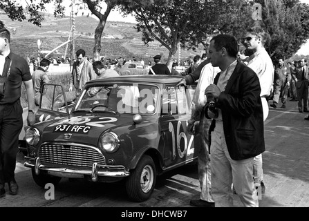 John Whitmore-Paul Frere di Austin Twini Mini-Cooper nella Targa Florio, Sicilia 5 maggio 1963. Foto Stock