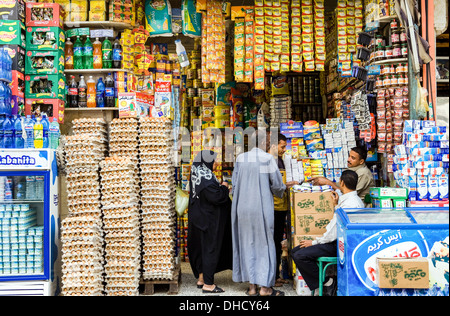 Africa Egitto Aswan, persone locali nel mercato vecchio Foto Stock