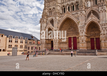 Il fronte ovest di Notre Dame d'cattedrale di Amiens. Esso è stato designato come un sito patrimonio mondiale dell'UNESCO nel 1981. Foto Stock
