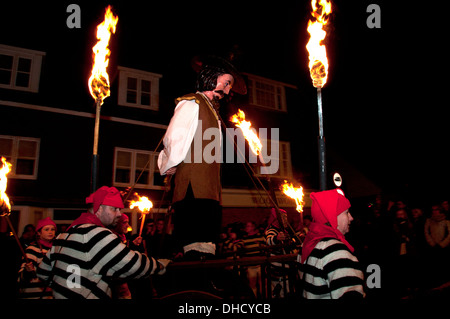 Notte dei falò 5 novembre 2013. I festaioli da Cliffe falò parata della società con l'effige di Guy Fawkes e marche di masterizzazione Foto Stock