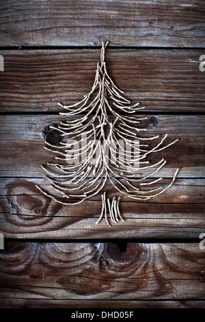 Albero di natale su sfondo di legno Foto Stock