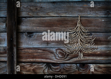 Albero di natale su sfondo di legno, anno nuovo card Foto Stock