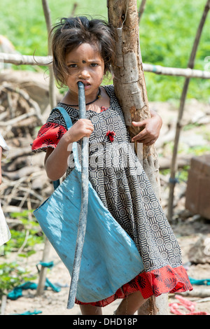 Povero indiano di casta inferiore ragazza al di fuori del suo bender / tenda / rifugio. Andhra Pradesh, India Foto Stock